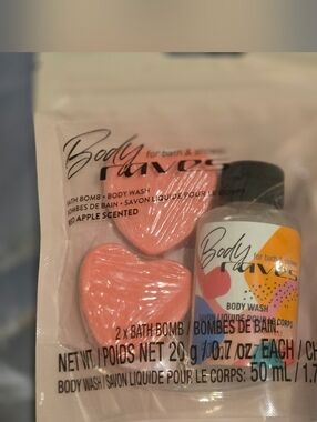 Body Raves Apple Scented Bath Bomb & Body Wash Set